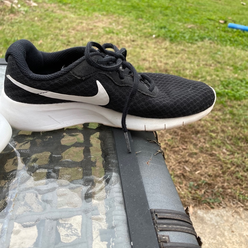 Nike black and white shoes - Picture 3 of 8